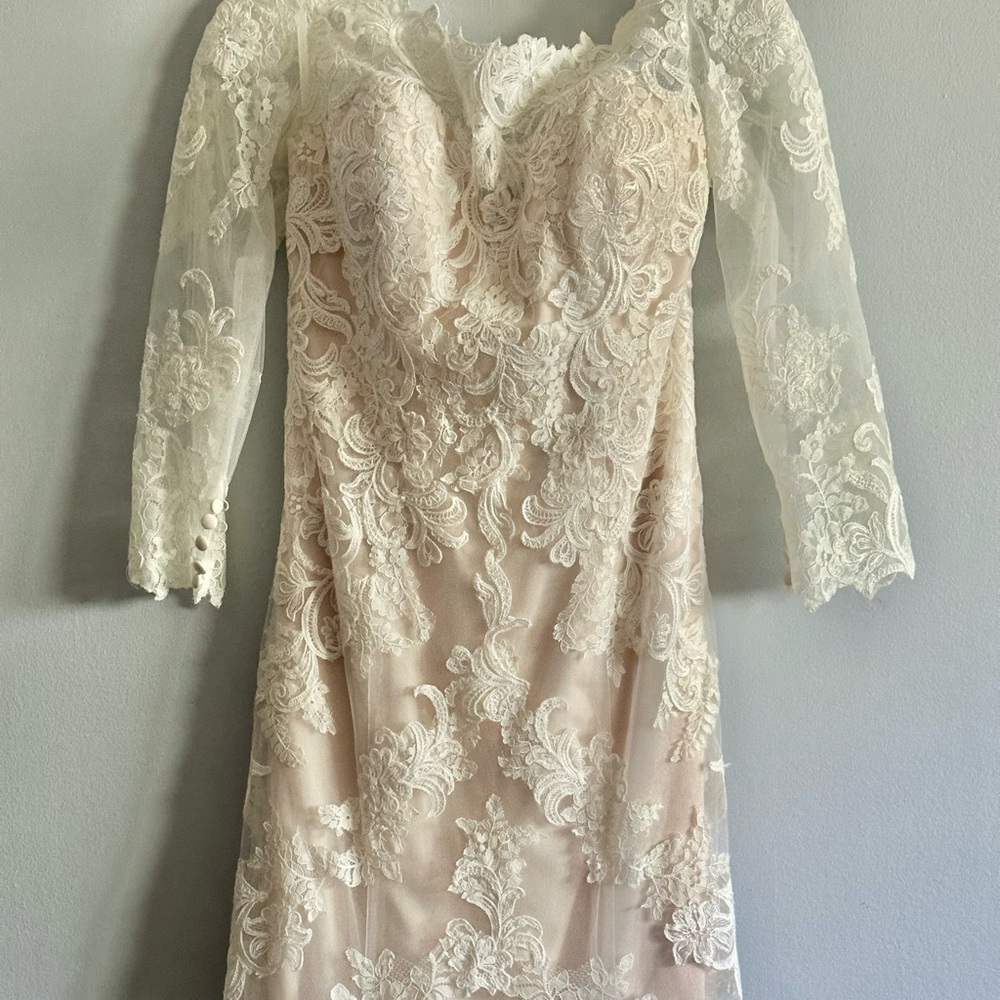 Elegant Cream Lace Wedding Dress